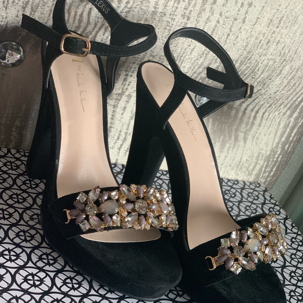 Black chunky heel pumps ✨